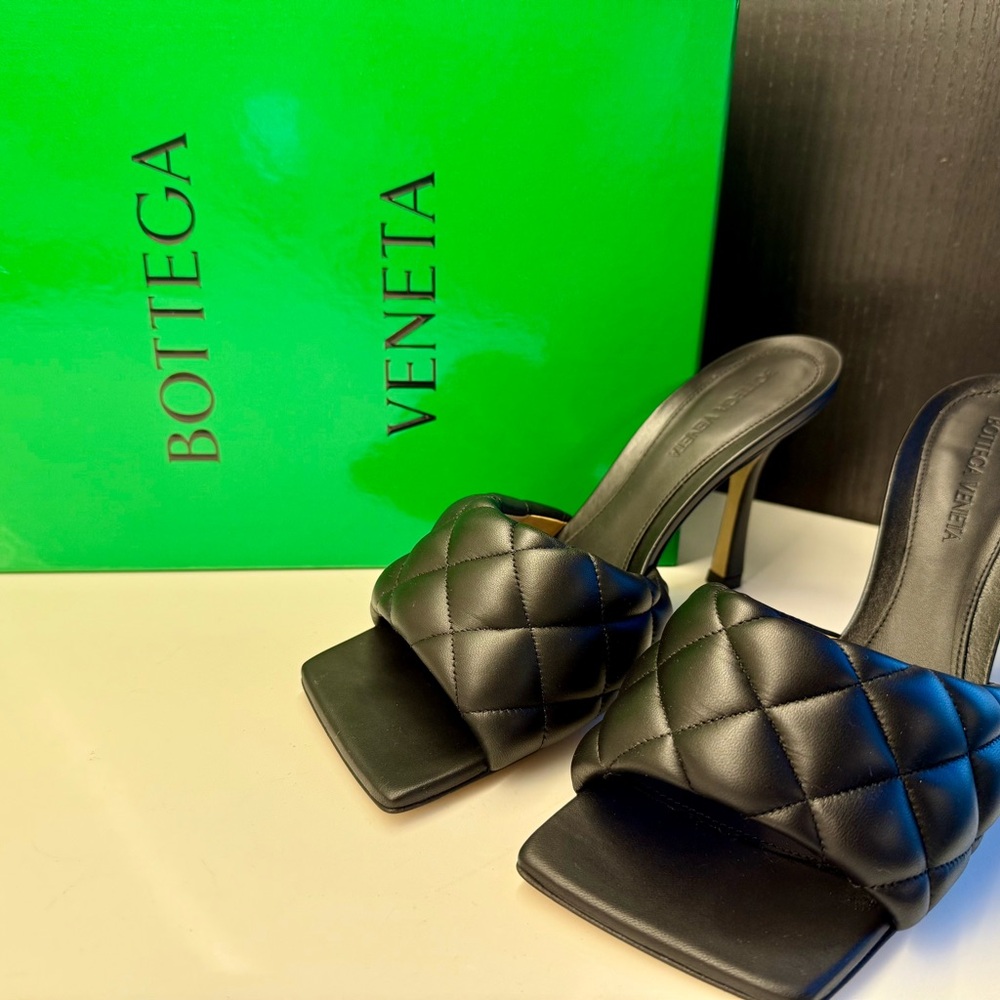 NEW IN BOX BOTTEGA PADDED MULE $1200 - black 38